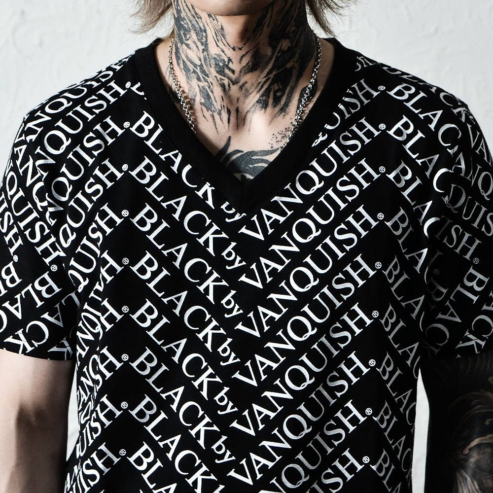 【ブラックバイヴァンキッシュ Black by VANQUISH】 総柄Vネックカットソー Logo pattern TEE