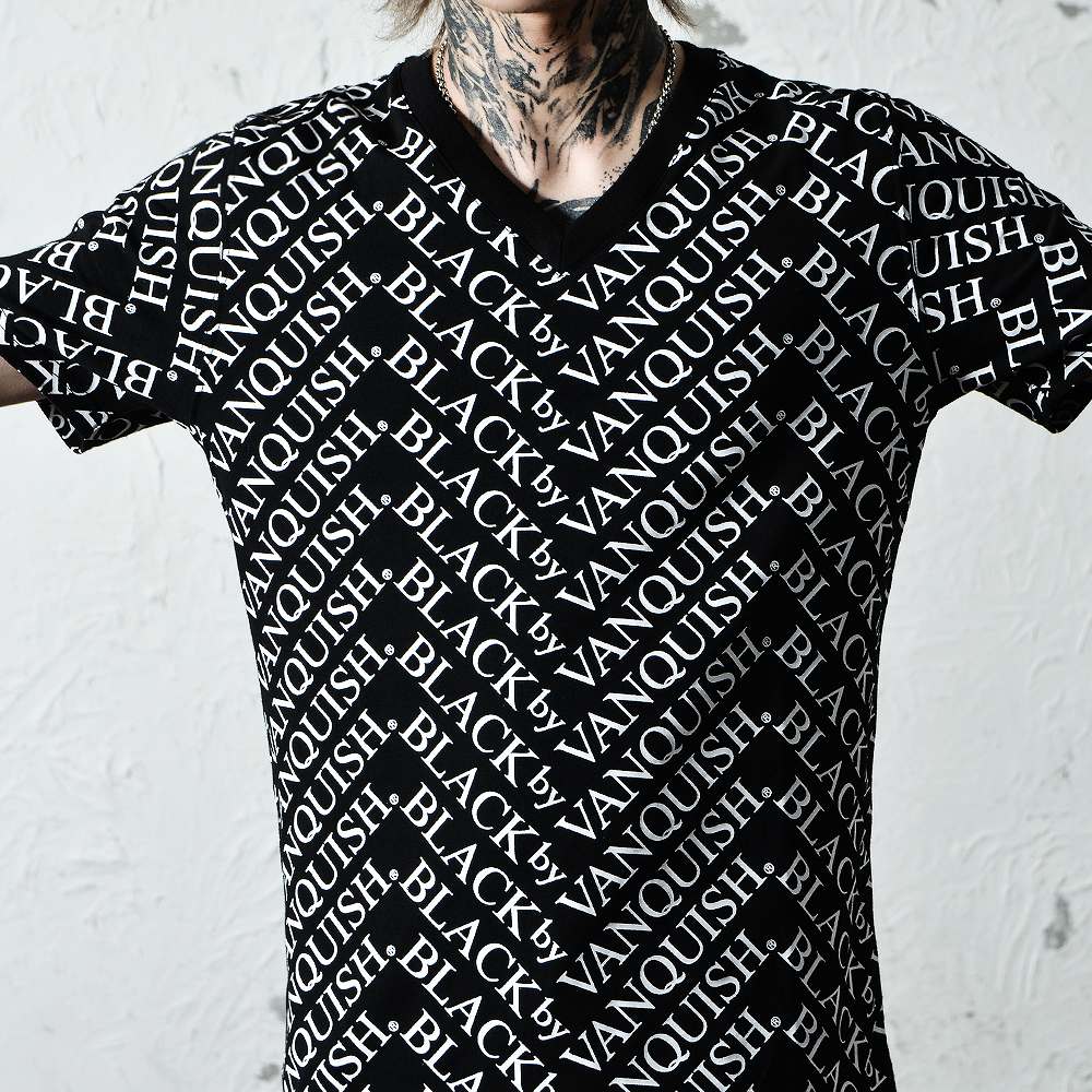 【ブラックバイヴァンキッシュ Black by VANQUISH】 総柄Vネックカットソー Logo pattern TEE