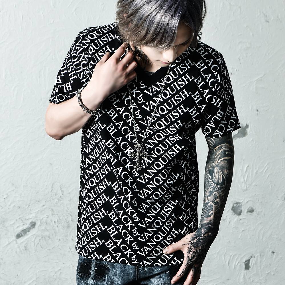 【ブラックバイヴァンキッシュ Black by VANQUISH】 総柄Vネックカットソー Logo pattern TEE
