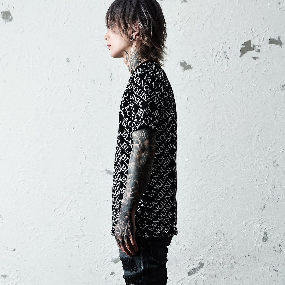 【ブラックバイヴァンキッシュ Black by VANQUISH】 総柄Vネックカットソー Logo pattern TEE