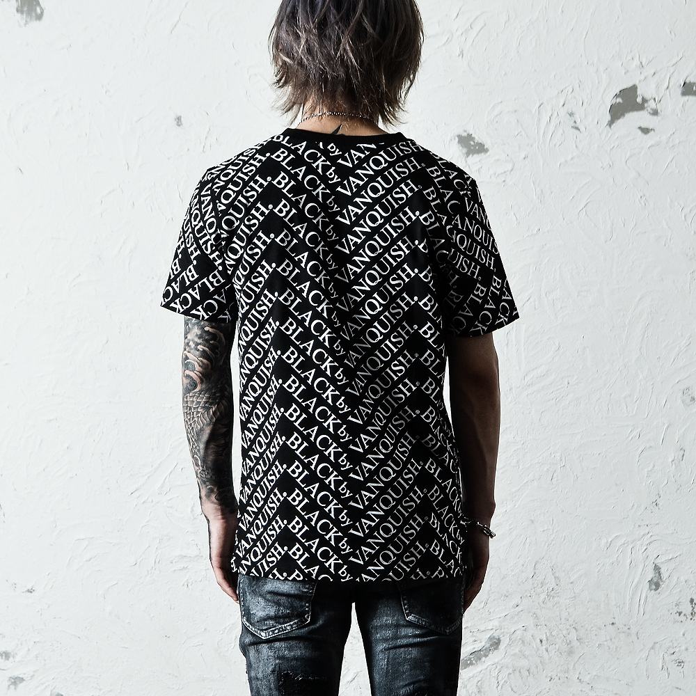 【ブラックバイヴァンキッシュ Black by VANQUISH】 総柄Vネックカットソー Logo pattern TEE