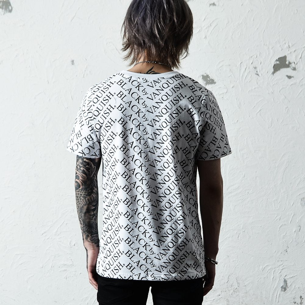 【ブラックバイヴァンキッシュ Black by VANQUISH】 総柄Vネックカットソー Logo pattern TEE